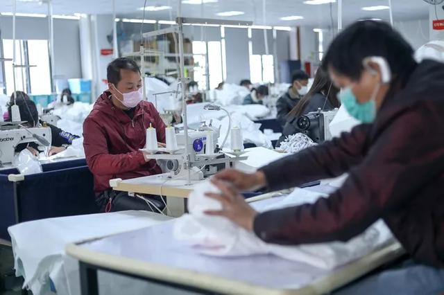 防護(hù)服緊缺？這家僅用了5天時(shí)間轉(zhuǎn)產(chǎn)防護(hù)服，日產(chǎn)量已達(dá)9000件