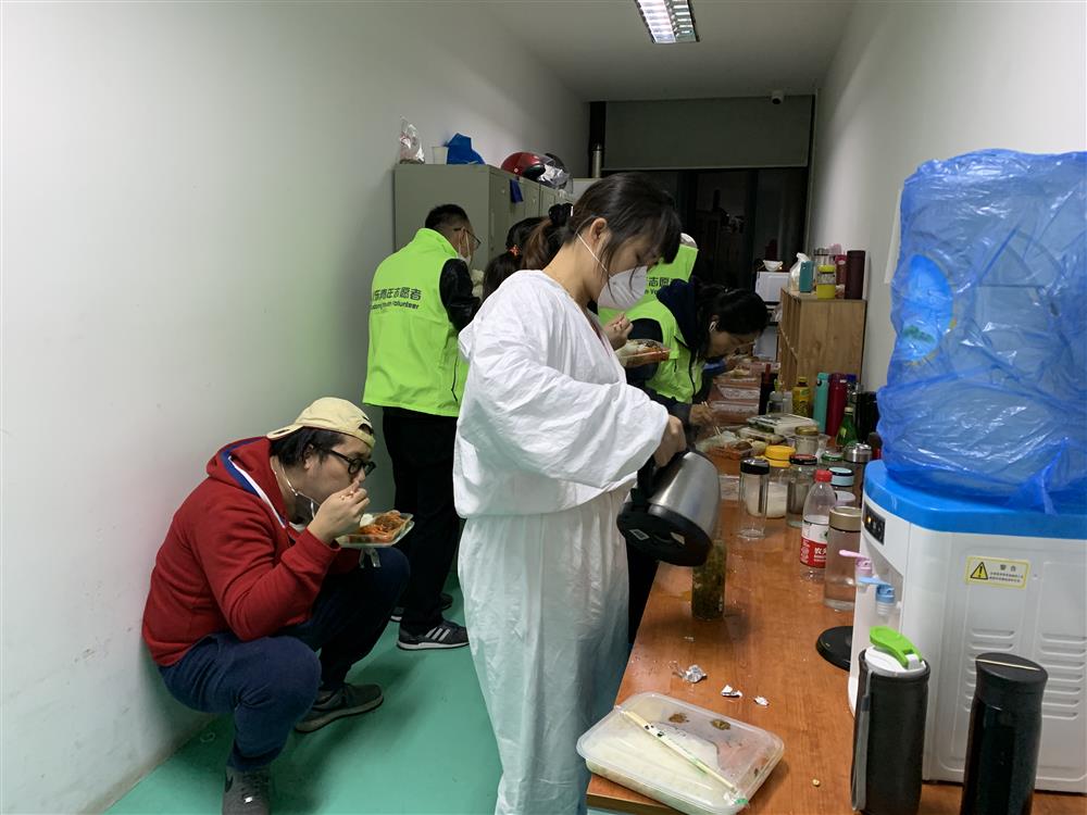 綠馬甲“浦東青年志愿者”，的一次晚班志愿服務(wù)