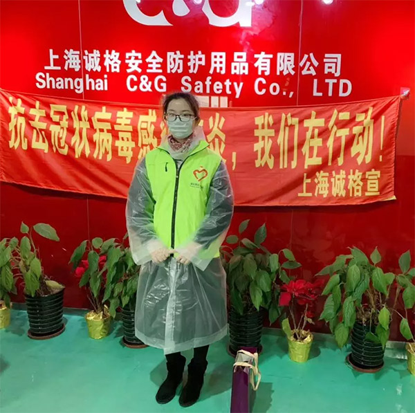 攜手戰(zhàn)“疫”，逆風(fēng)而上，上海志愿者助力抗疫防護(hù)服生產(chǎn)