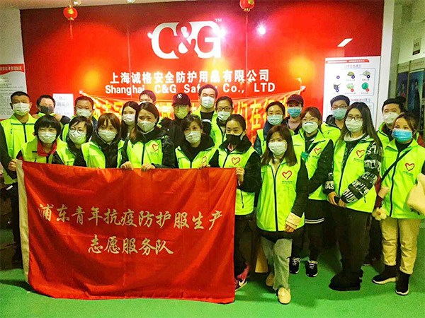 攜手戰(zhàn)“疫”，逆風(fēng)而上，上海志愿者助力抗疫防護服生產(chǎn)