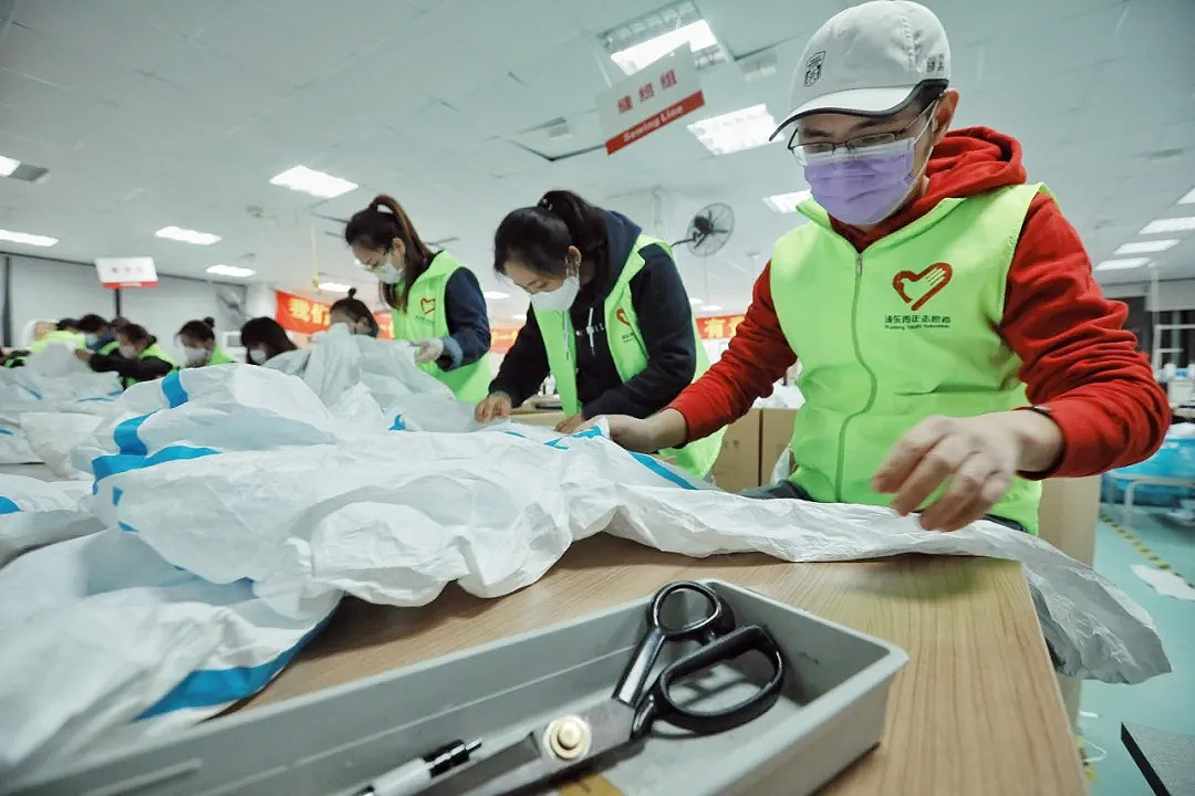 2.jpg這些“守護者”們在上海誠格干了件大事！——20天，750人次，經(jīng)手近4萬件防護服！