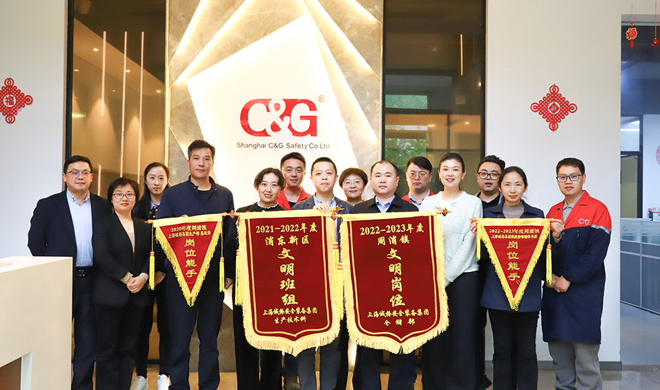 上海誠格集團(tuán)舉行 “文明班組”“文明崗位”、“崗位能手”授錦旗儀式